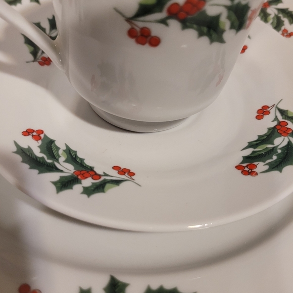 16 Piece Set Vintage Holiday Plates, Saucers, and Cups EUC - Picture 5 of 8